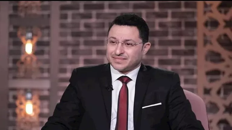 هل أنبه الصائم إذا كان سيشرب أو يأكل سهوا؟
