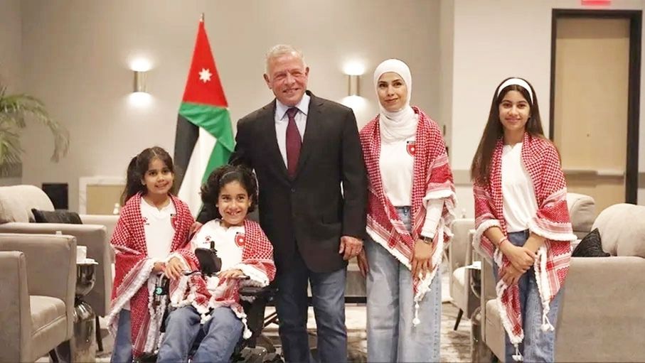 الملك يلتقي الطفل شهم في تكساس ويدعوه لحضور مباراة النشامى أمام الأرجنتين