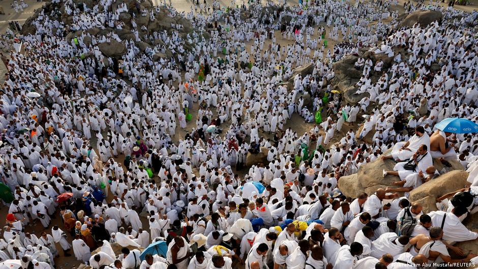 حجاج بيت الله الحرام يتوافدون اليوم إلى صعيد عرفات