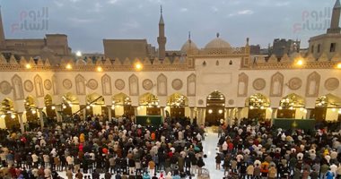 آلاف المصلين يؤدون صلاة تراويح ليلة 27 رمضان في مسجد الأزهر