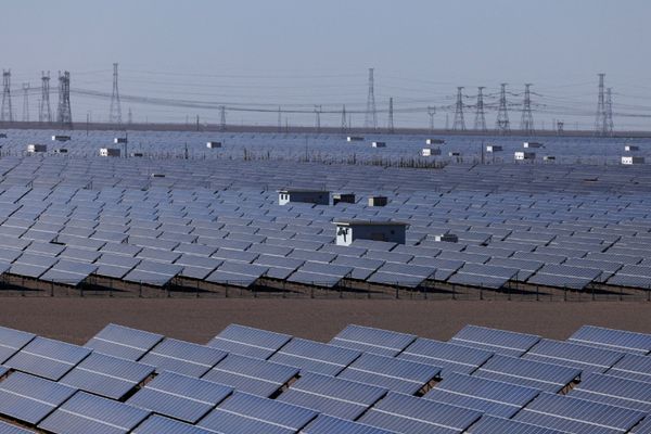الطاقة الشمسية تكبح تسارع الانبعاثات العالمية في 2025