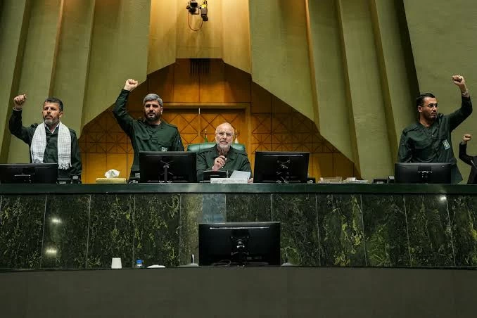 برلمان إيران يبحث مشروعاً جديداً بشأن مضيق هرمز
