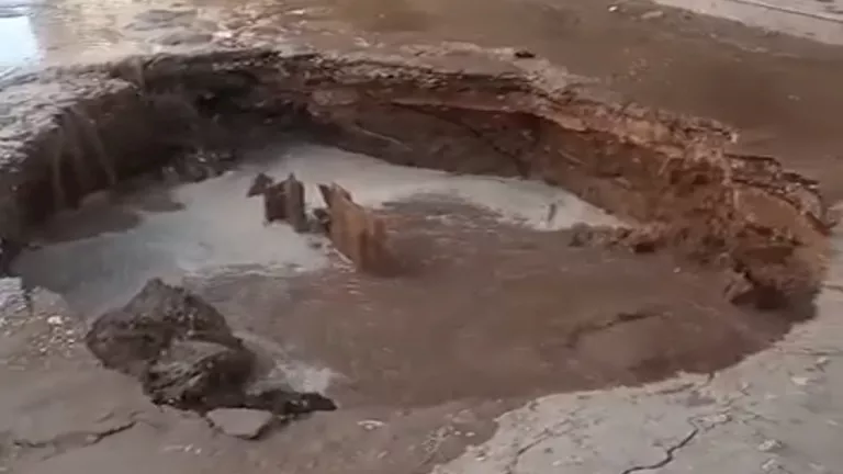 عطل متكرر.. انفجار خط مياه رئيسي بشارع مكة المكرمة في طما
