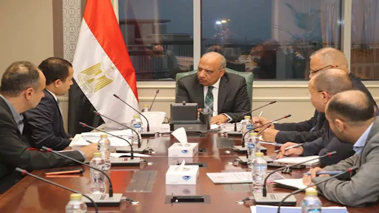 وزير الكهرباء يناقش مشروعات طاقة متجددة لرفع نسبة الطاقة النظيفة إلى 4