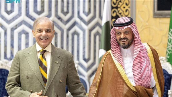رئيس وزراء باكستان يصل جدة في مستهل جولة له تضم قطر وتركيا