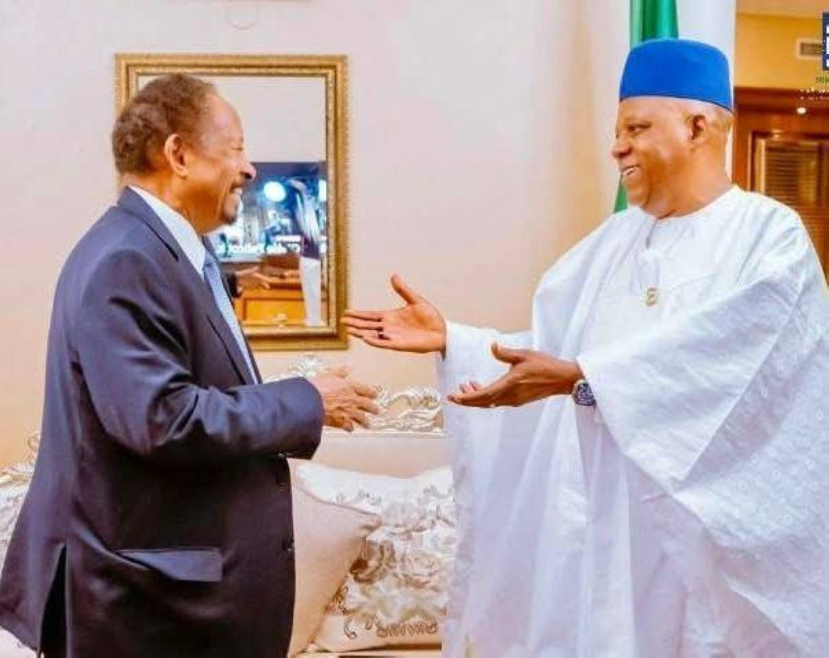 السودان.. حمدوك يصعّد من قلب أفريقيا: لا سلام مع المخربين "الإخوان"