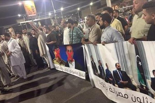 وقفة احتجاجية أمام مطار مصراتة ضد زيارة بولس
