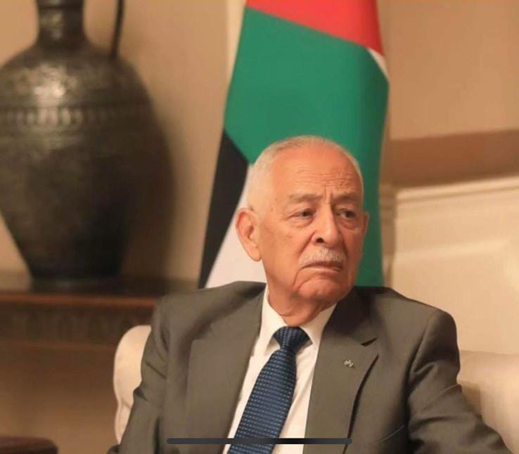 رئيس الديوان الملكي ينقل تمنيات الملك وولي العهد لوالد الشهيد الكساسبة بالشفاء العاجل