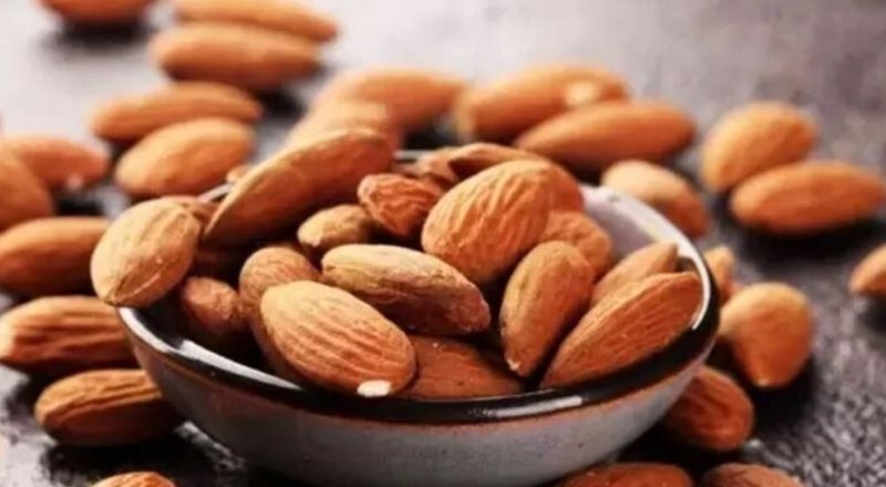 ماذا يحدث لجسمك عند تناول اللوز بقشره؟