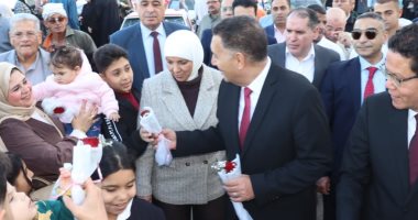 العيد فرحة.. الملايين يؤدون صلاة العيد فى محافظات مصر.. والمحافظون يقدمون التهانى للمواطنين.. محافظ الإسكندرية يزور أطفال مستشفى الملكة نازلى.. وعيديات وهدايا للأطفال بجنوب سيناء