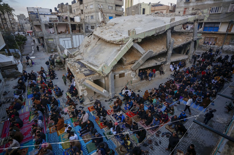 فلسطينيو غزة يؤدون صلاة العيد فوق أنقاض المساجد