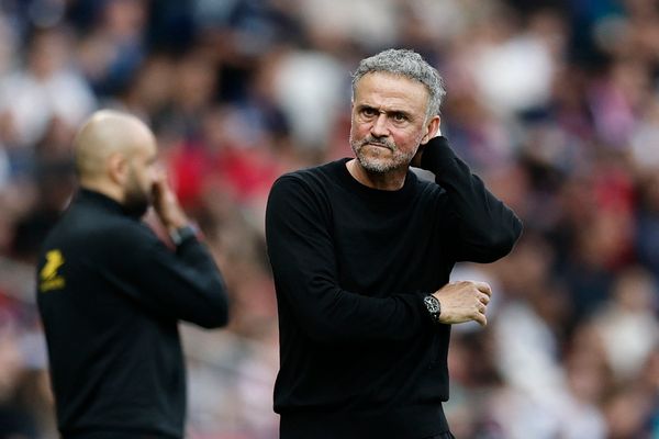 مدرب سان جيرمان يشعر بخيبة أمل بعد ضياع فرصة لحسم لقب الدوري الفرنسي