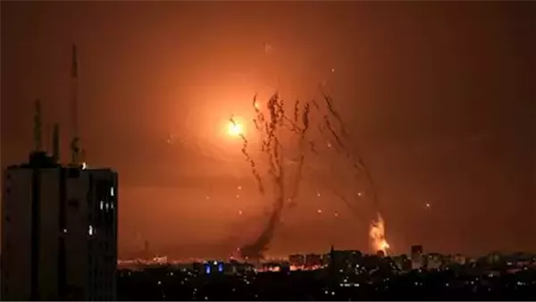 إعلام عبري: انفجارات في وسط إسرائيل وإطلاق صافرات الإنذار بعد رصد صواريخ إيرانية