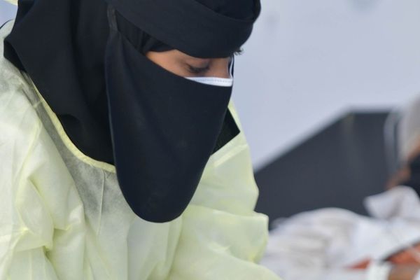 تدخل جراحي عاجل ينقذ حاجة موريتانية من فتق سُرّي مُنخنق بمكة المكرمة