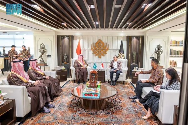 وزير الثقافة يلتقي نظيره الإندونيسي في جاكرتا