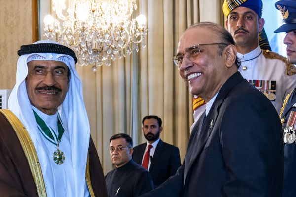 الرئيس الباكستاني يمنح سفير البحرين وسام «ستارة باكستان»