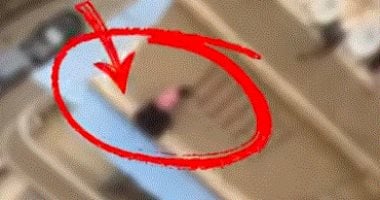 شهامة المصريين.. شاب ينقذ سيدة سودانية من موقف خطير فى عين شمس