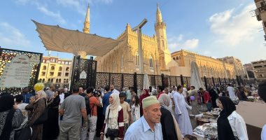فرحة العيد.. العائلات يحتفلون بعيد الأضحى أمام مسجد الحسين