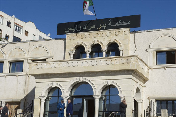 مثول المشتبه بتورطهم في تدنيس العلم الوطني أمام محكمة بئر مراد رايس
