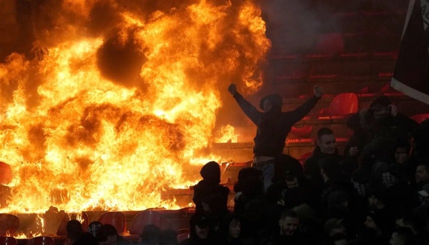 شاهد.. حريق يلتهم المدرجات في قمة كروية