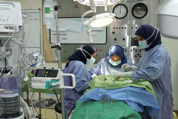 المدينةُ الطبية للأجهزة العسكرية والأمنية تنفذ برنامجًا طبيًّا مشتركاً لعمليات الحول للكبار
