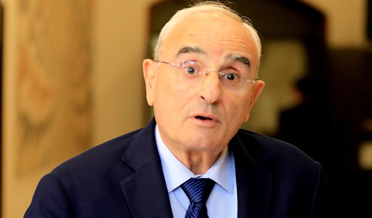 وزير الدفاع بحث مع زواره في التطورات وسبل دعم المؤسسات العسكرية والأمنية