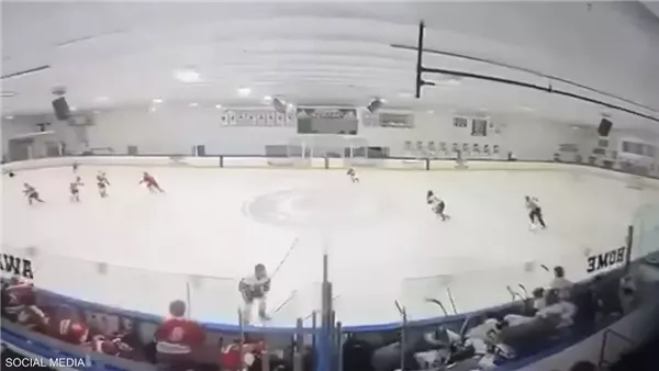 لحظة إطلاق النار خلال مباراة هوكي في رود آيلاند الأمريكية ووقوع قتلى وجرحى (فيديو)