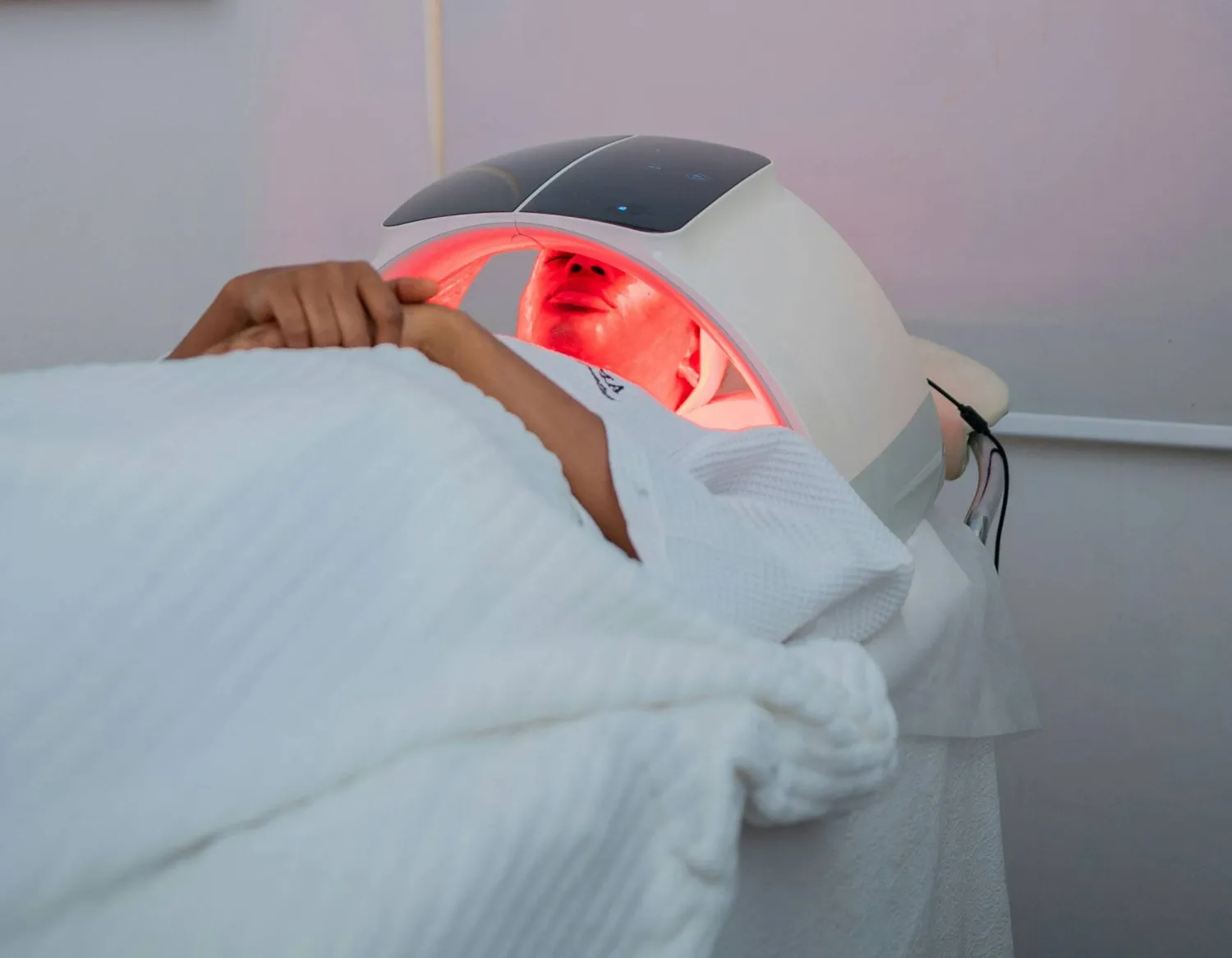 أحدث صيحات الجمال وإطالة العمر… العلاج بالضوء الأحمر “حقيقة”