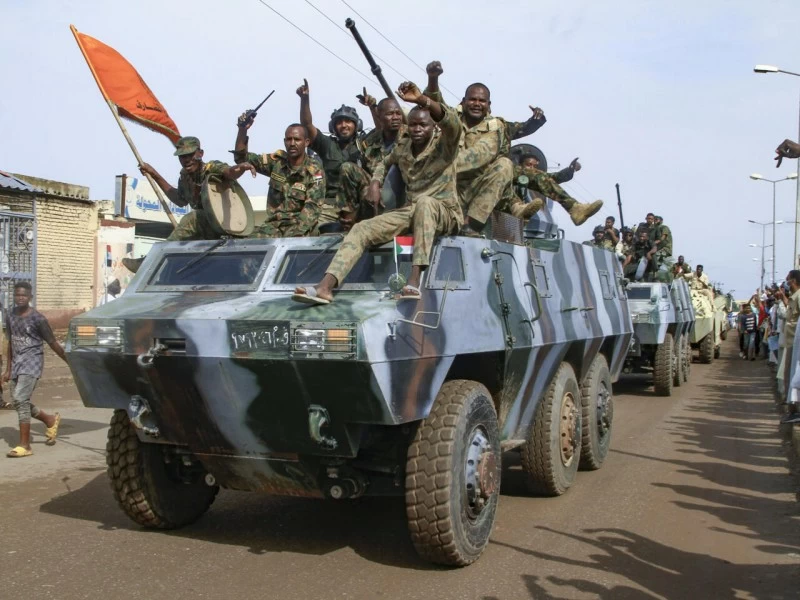 لتحييد التهديدات..الجيش السوداني يعزز بـ«كتيبة مظلات» في النيل الأزرق