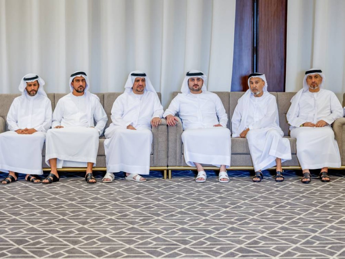 مكتوم بن محمد يقدم واجب العزاء في وفاة عبدالمجيد أحمد صديقي