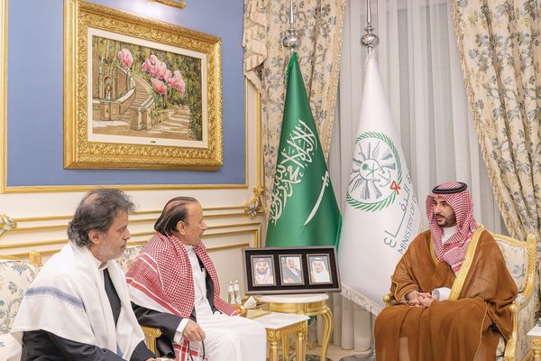 وزير الدفاع ينقل تعازي القيادة في وفاة الرئيس اليمني السابق