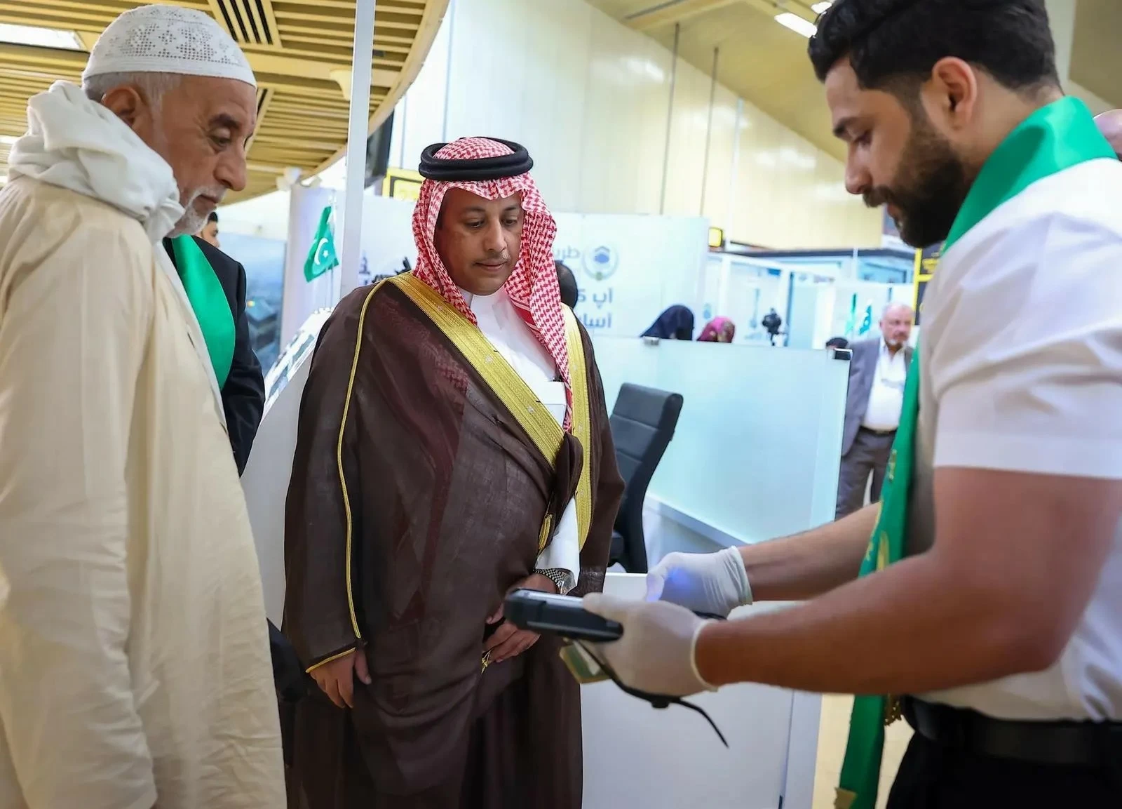 القنصل العام للمملكة ومدير الحج بمدينة كراتشي يزوران صالة مبادرة «طريق مكة» في منفذ كراتشي