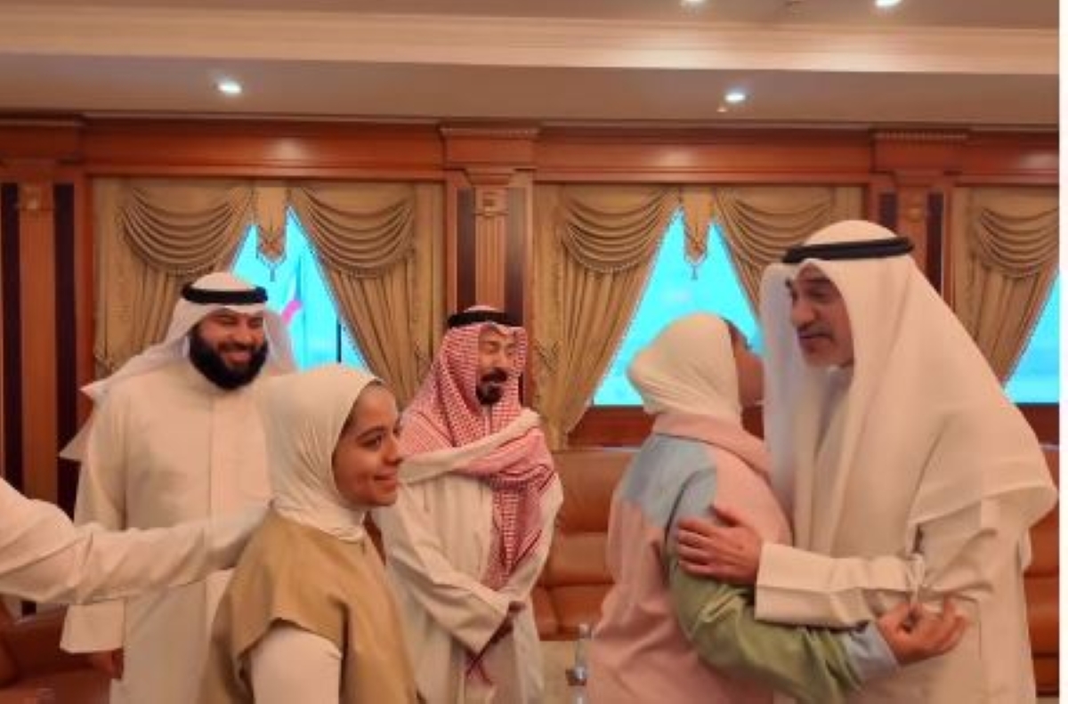 اليوسف يستقبل أسرتي شهيدي الواجب من القوة البحرية تقديراً لتضحياتهما