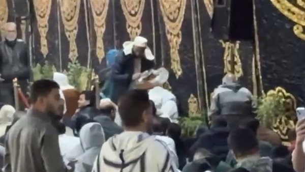 اتباعًا للسنة، توزيع تمر على المصلين بعد صلاة الفجر بمسجد مصطفي محمود (فيديو)