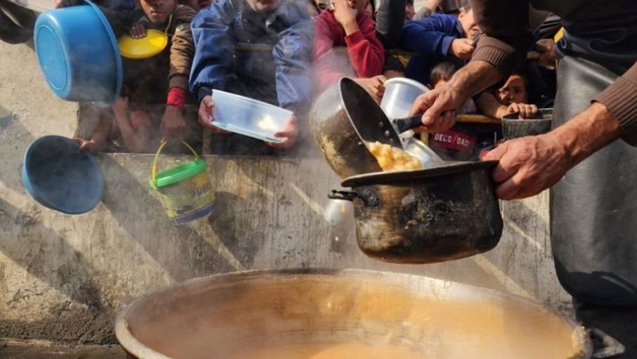 منظمات إغاثية دولية تبدأ بالانسحاب من القطاع بسبب قيود الاحتلال