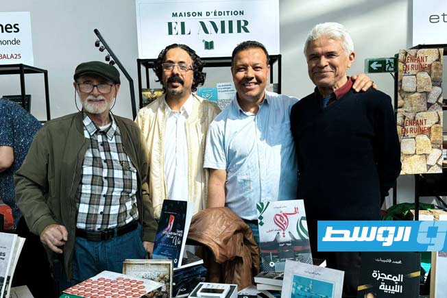 صلاح انقاب يوثق لقاء مغاربيا لافتا في معرض باريس للكتاب