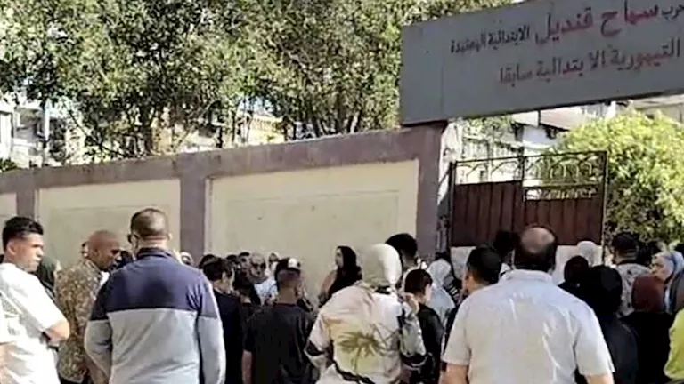 أولياء الأمور يترقبون أبناءهم أمام لجان الشهادة الإعدادية ببورسعيد