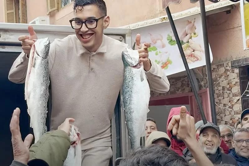 أستاذ “مول الحوت” السابق يطالبه بتعويض عن “التشهير” بقيمة 30 مليون سنتيم بسبب فيديو “ساخر”