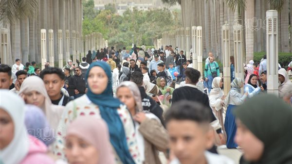 إقبال كثيف على حديقة الأزهر في ثاني أيام العيد، ووسط القاهرة يتحول لساحة احتفالات (صور)