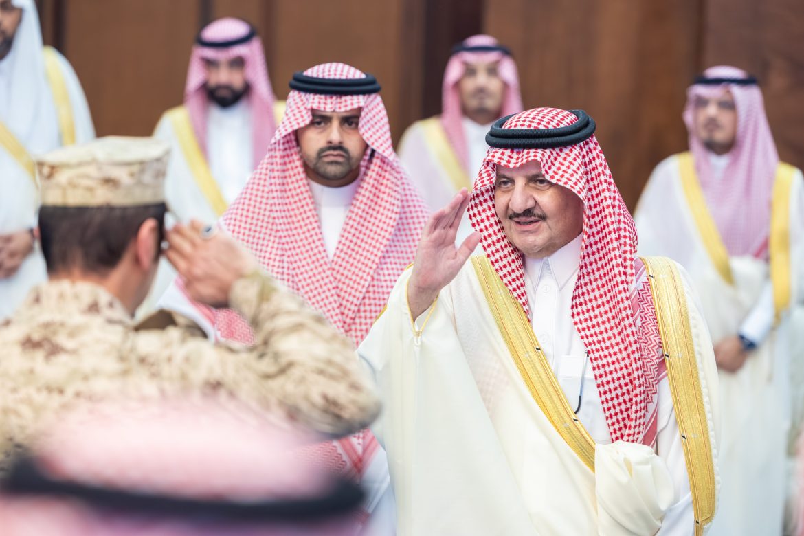 أمير المنطقة الشرقية يستقبل أهالي المنطقة المهنئين بعيد الفطر المبارك