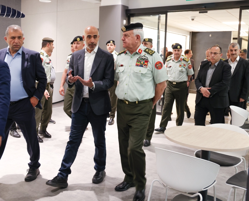 اللواء الركن الحنيطي يزور منصة زين للإبداع ومركز زين الإقليمي للبيانات