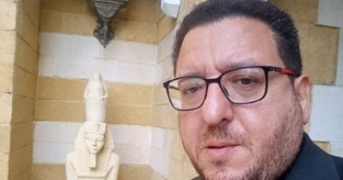 إيداع المحامى على أيوب داخل قفص الاتهام خلال محاكمته بقضية سب وزيرة الثقافة