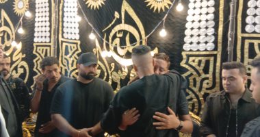 بالأحضان.. حسن شاكوش يواسي حمو بيكا في عزاء والده بالاسكندرية