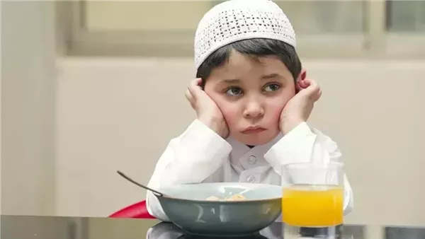تهدد أجهزتهم الحيوية وتسبب السمنة، طبيبة تغذية تحذر من المقليات والموالح للأطفال الصائمين