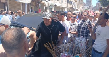 انهيار حمو بيكا قبل تشييع جثمان والده إلى مقابر العمود بالاسكندرية