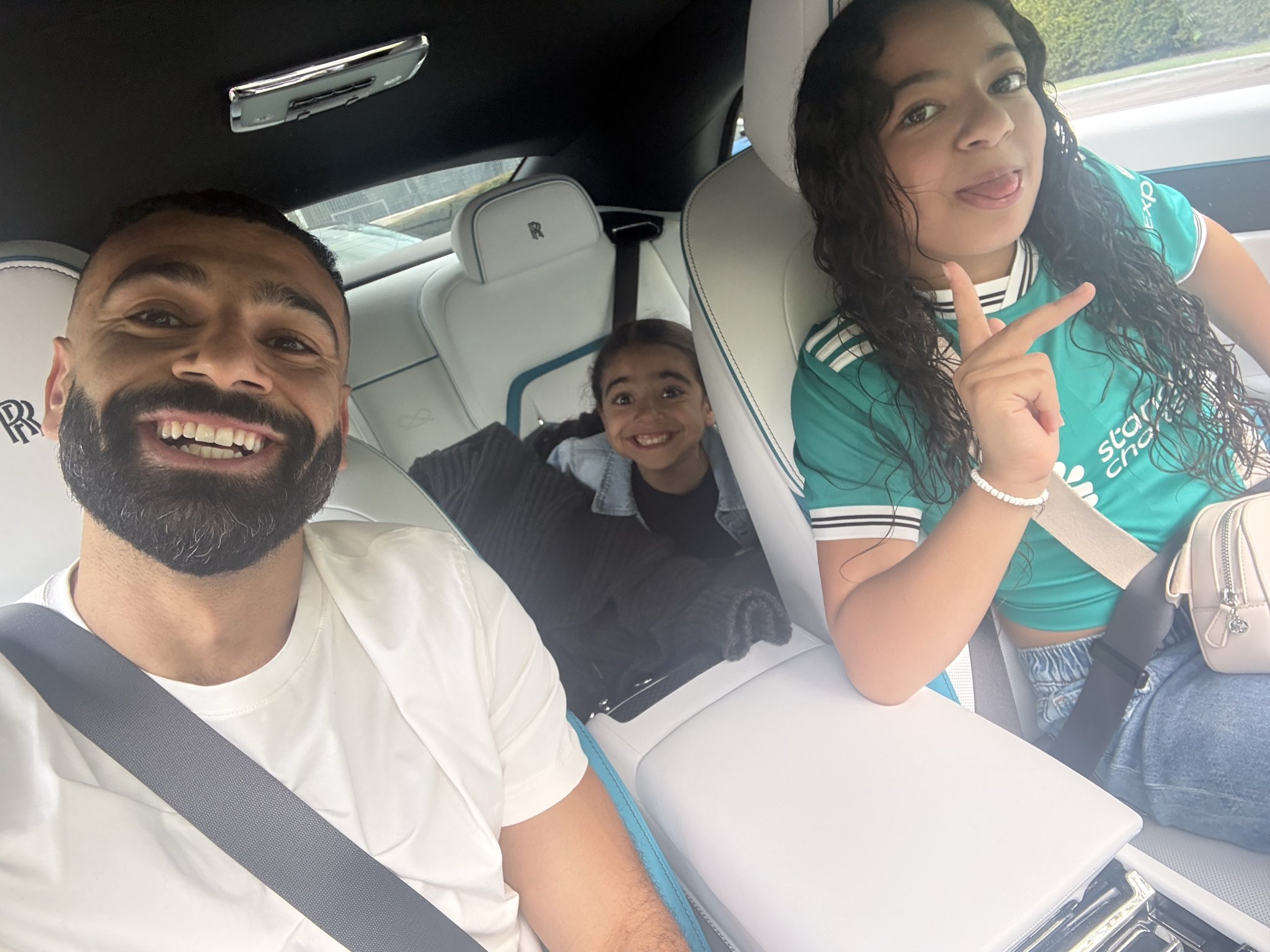 شاهد.. محمد صلاح يلهو مع ابنتيه