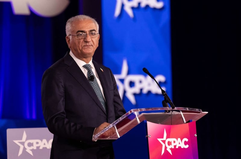 فرنسا: وسط تجاهل حكومي له.. نجل شاه إيران يلتقي رئيس حزب “الجمهوريين” وبرلمانيين