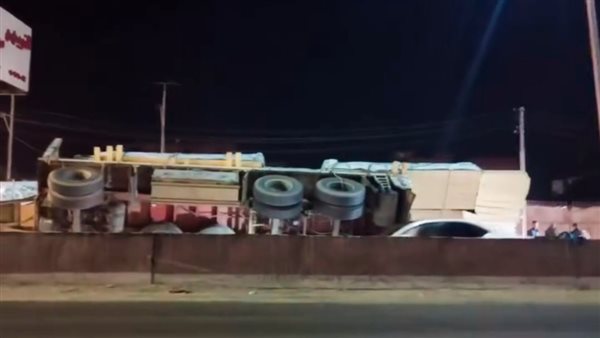 قبل السحور، شلل مروري بطريق مصر الإسكندرية الزراعي بعد انقلاب سيارة محمّلة بالأخشاب (صور)