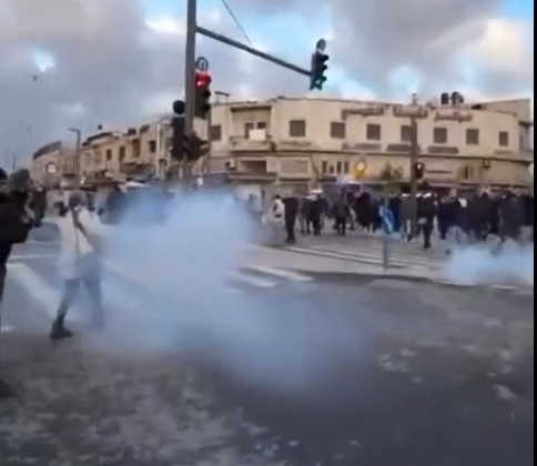 القدس: المصلون يؤدون صلاة العيد في الشوارع بعد اعتداء الشرطة بالقنابل والهروات