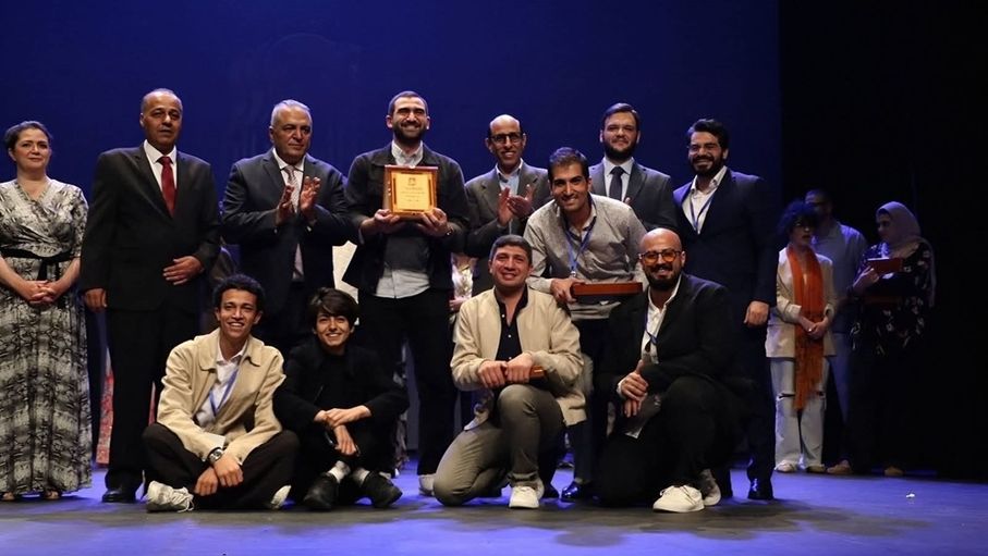 "الطائرة الورقية" للمعاليقي.. رحلة محملة بالأمل والشغف